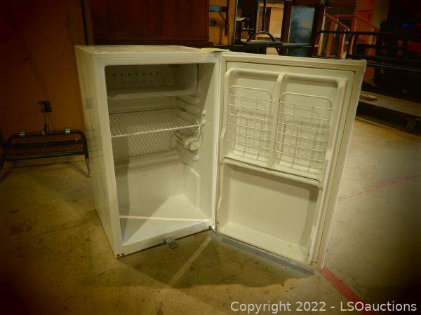 magic chef mini fridge model mcbr270b