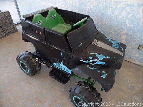 Monster jam grave digger 2025 24 volt ride on